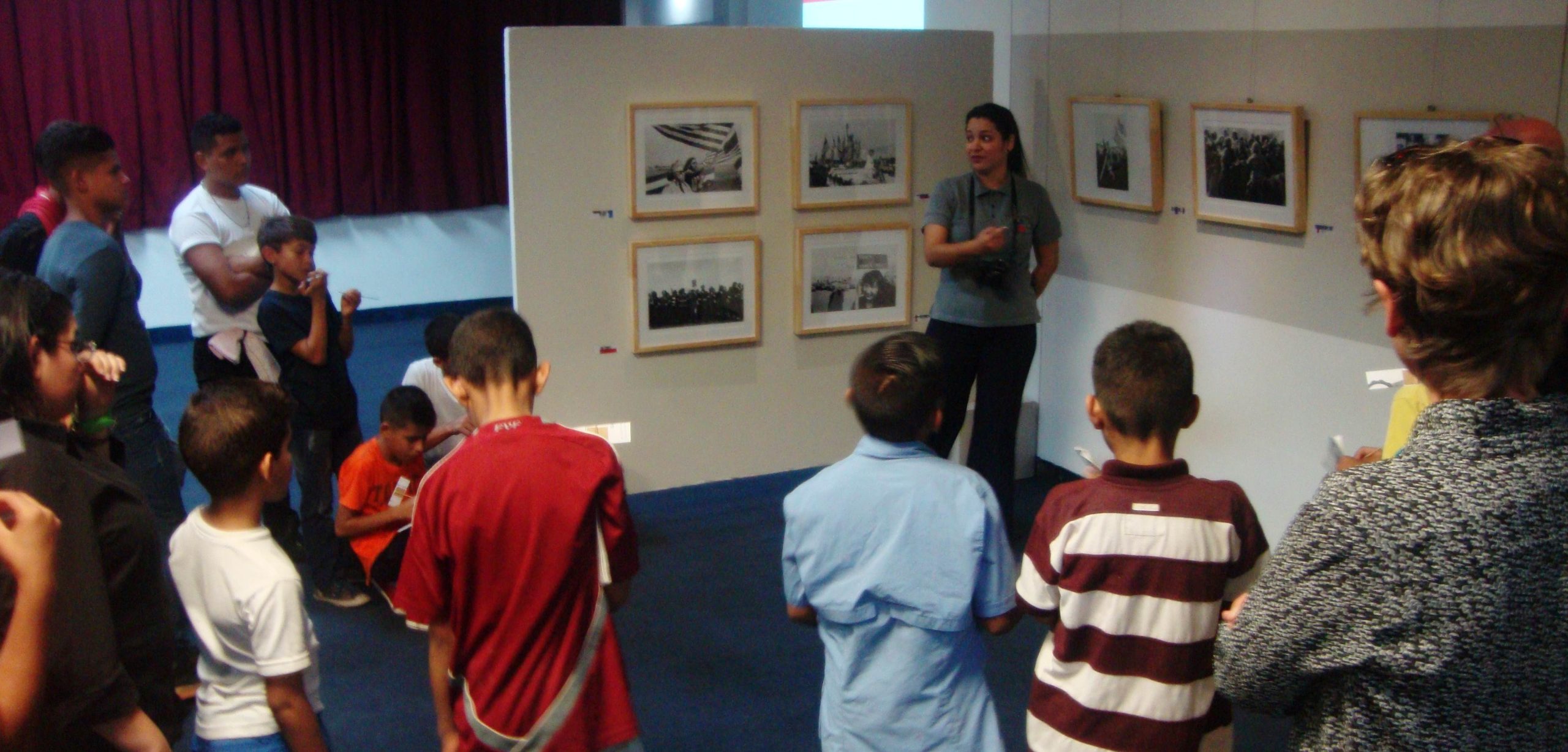 Jóvenes visitan exposición de fotografía en el CEVAZ