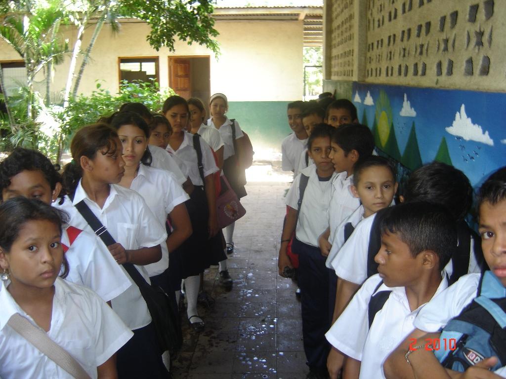 Año escolar: Se buscan maestros y alumnos.