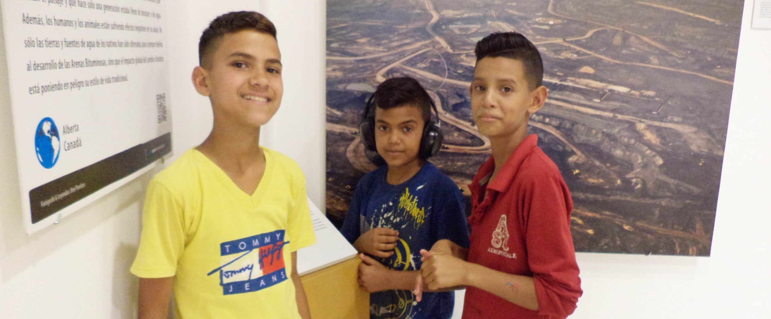 Jóvenes visitan sala de exposiciones del Aula Magna la URU